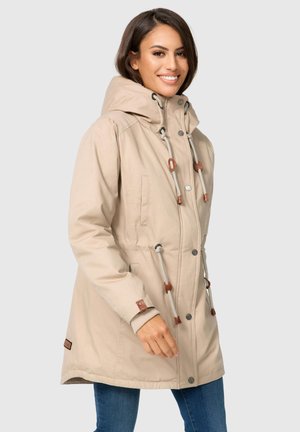 Beige waterdichte parka met een trekkoordkap, zilveren hardware en bruine leren accenten. Voorzien van voorzakken en een relaxte pasvorm.