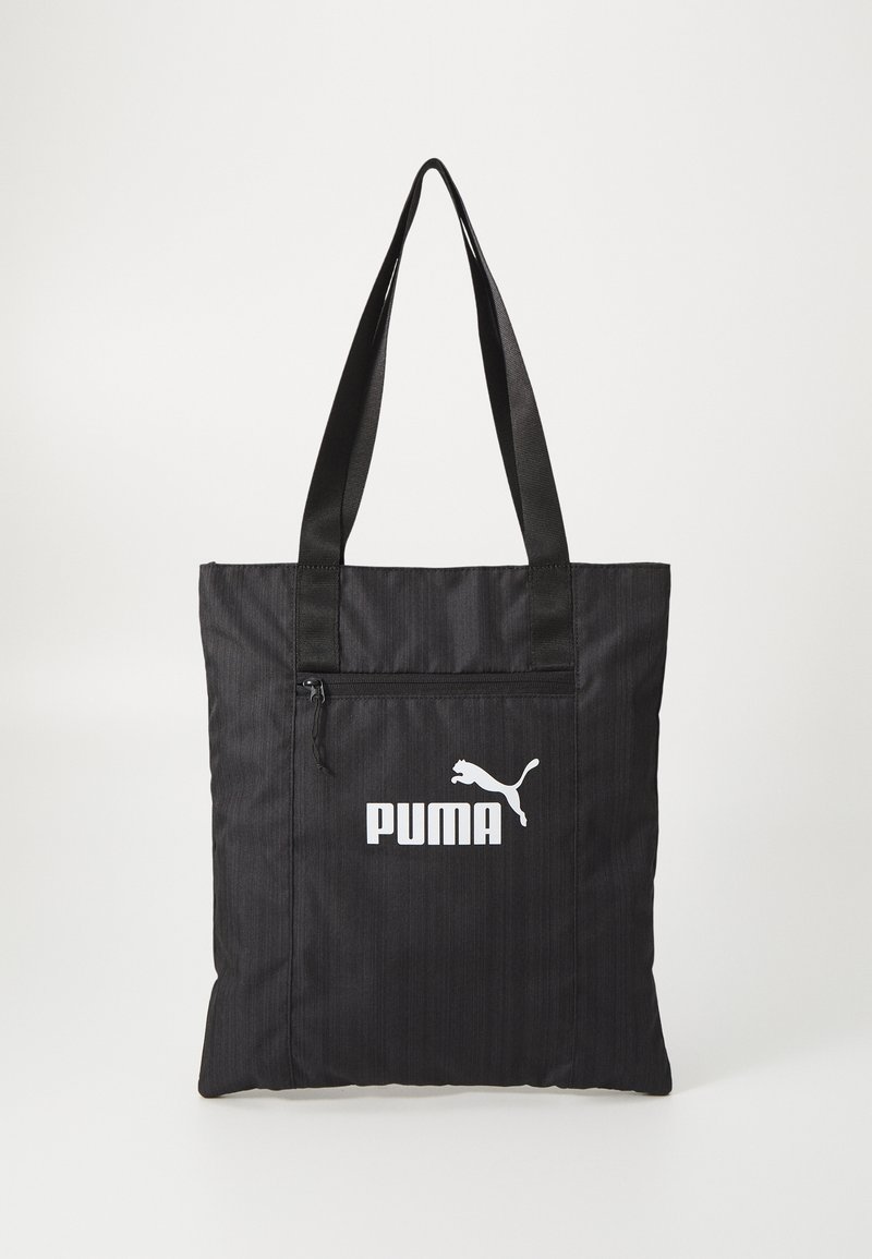 Zwarte stoffen draagtas met twee stevige hengsels, een voorvak met rits en een wit Puma-logo. Beschikt over een textuurpatroon voor extra detail.