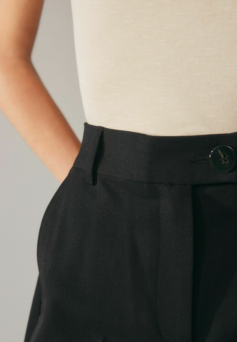 Next CROPPED TALL - REGULAR FIT - Lühikesed püksid - black