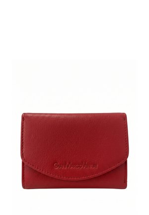 Portefeuille compact en cuir rouge avec fermeture à rabat embossée du nom de la marque Gian Marco Venturi sur le devant.