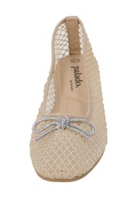 Beige mesht ballerina med en textured nätliknande design, prydd med en kristall-accentuerad rosett på tån. Storlek 37.