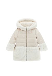 Beżowy ocieplany płaszcz z futrzanym kapturem i mankietami, z zamkiem błyskawicznym i miękkim futrzanym wykończeniem. Gładka tekstura z detalem logo na klatce piersiowej.