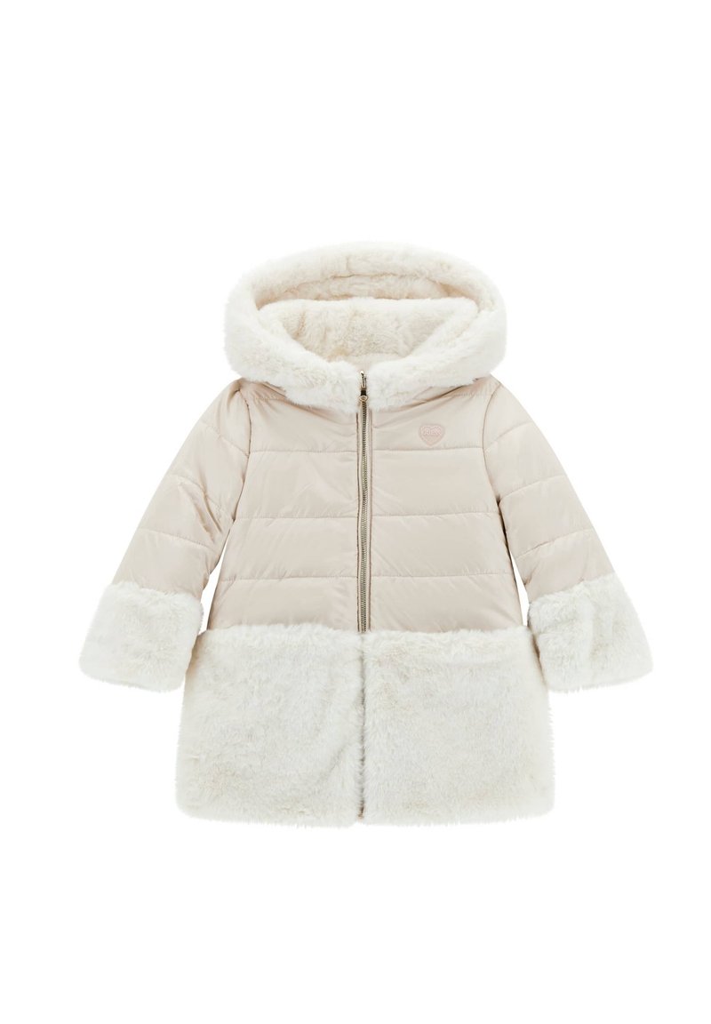 Beżowy ocieplany płaszcz z futrzanym kapturem i mankietami, z zamkiem błyskawicznym i miękkim futrzanym wykończeniem. Gładka tekstura z detalem logo na klatce piersiowej.