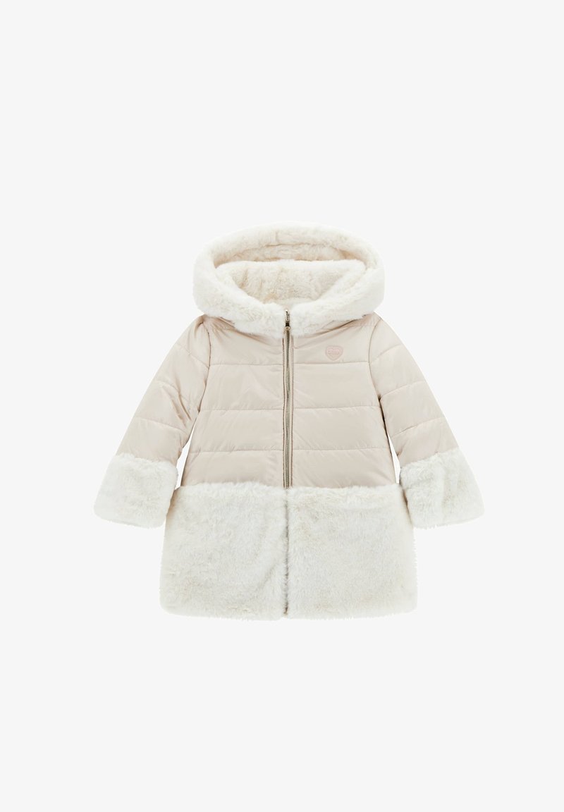 Beżowy ocieplany płaszcz z futrzanym kapturem i mankietami, z zamkiem błyskawicznym i miękkim futrzanym wykończeniem. Gładka tekstura z detalem logo na klatce piersiowej.