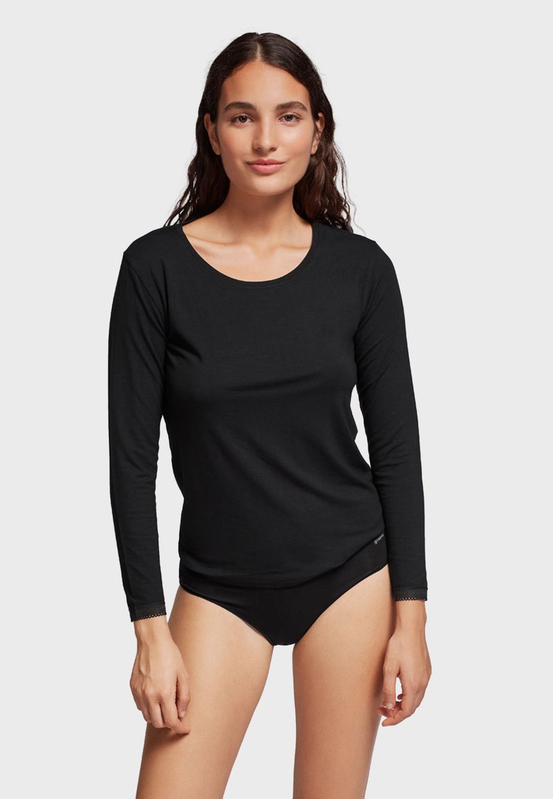 Zwart langarm top van zachte stof, met een ronde hals en een aansluitend ontwerp, gecombineerd met zwarte bikini briefs. Geen zichtbare patronen of accenten.