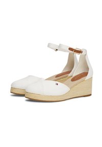 Witte canvas wedge schoenen met een enkelbandje, amandelvormige neus en een geweven jute zool. Heeft een klein logo-detail op de bovenkant.