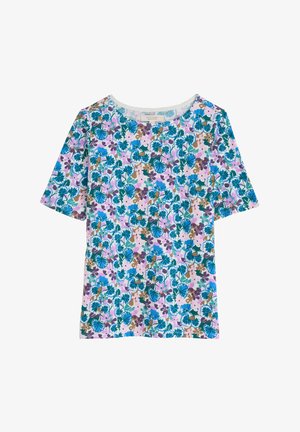 Rövid ujjú blúz, világos rózsaszín háttérrel, kék, lila és zöld virágmintával, kerek nyakkivágással.