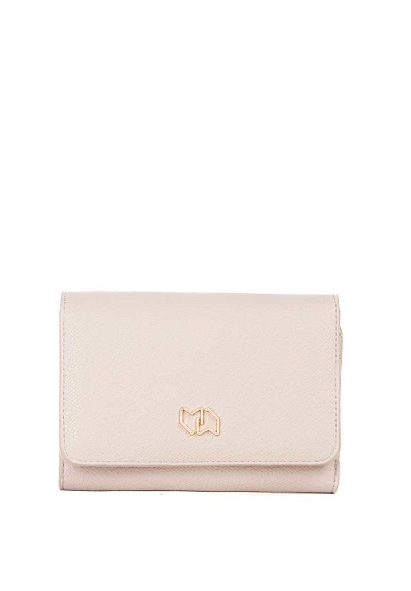 Portafoglio in finta pelle beige con superficie testurizzata, caratterizzato da un accento logo dorato sul fronte e una chiusura a pattina.