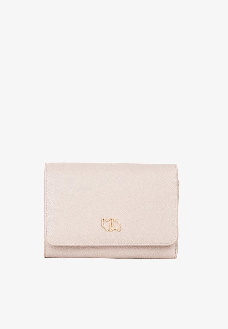 Portafoglio in finta pelle beige con superficie testurizzata, caratterizzato da un accento logo dorato sul fronte e una chiusura a pattina.
