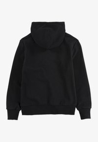 Sudadera negra confeccionada en material suave, con capucha ajustable y puños y dobladillo de canalé. Textura suave, diseño sencillo sin logotipos visibles.