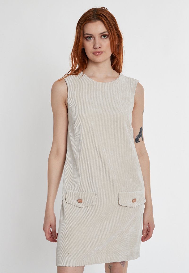 Beiges Corduroy-Ärmelloses Kleid mit Rundhalsausschnitt, zwei Vordertaschen und Holzknopf-Akzenten. Strukturierter Stoff mit vertikalen Linien.