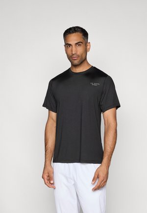 Svart kortärmad träningsshirt i fuktavvisande tyg; har en diskret logotyp på bröstet och en klassisk rundhalsad design.