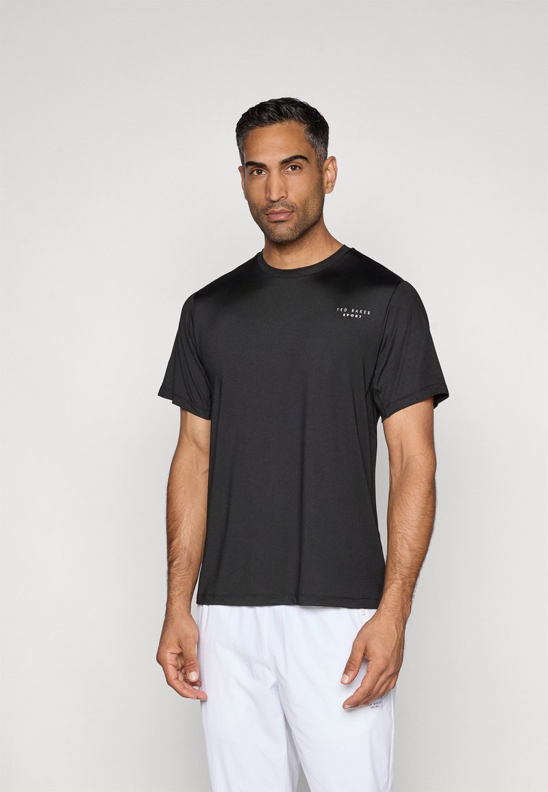 Čierne krátke rukávy športového trička vyrobeného z materiálu odvádzajúceho vlhkosť; obsahuje jemné logo na hrudi a klasický okrúhly výstrih.