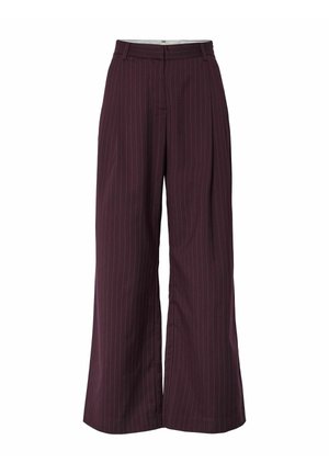 Pantalons à larges jambes en tissu bordeaux profond ; présentent des rayures verticales, une taille haute et une texture lisse.