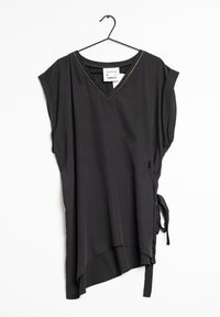 Svart V-ringad topp med korta ärmar, har en knyt-detalj på sidan och en hög-låg fåll. Tillverkad av ett slätt tyg med guldstickningar som accenter.