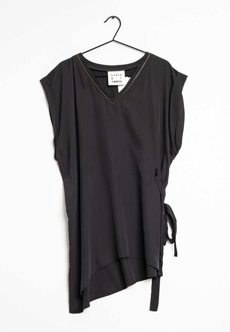 Svart V-ringad topp med korta ärmar, har en knyt-detalj på sidan och en hög-låg fåll. Tillverkad av ett slätt tyg med guldstickningar som accenter.