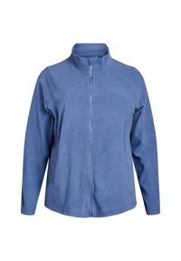 Sininen fleece-takki, jossa on korkea kaulus, pitkittäinen vetskari, pitkät hihat ja sivutaskut. Pehmeä rakenne, rento muotoilu ilman erityisiä kuvioita.