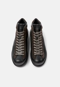 Svarte høye sneakers i semsket og skinnmaterialer. Har grå lisser, rund tå og en polstret krage for komfort.