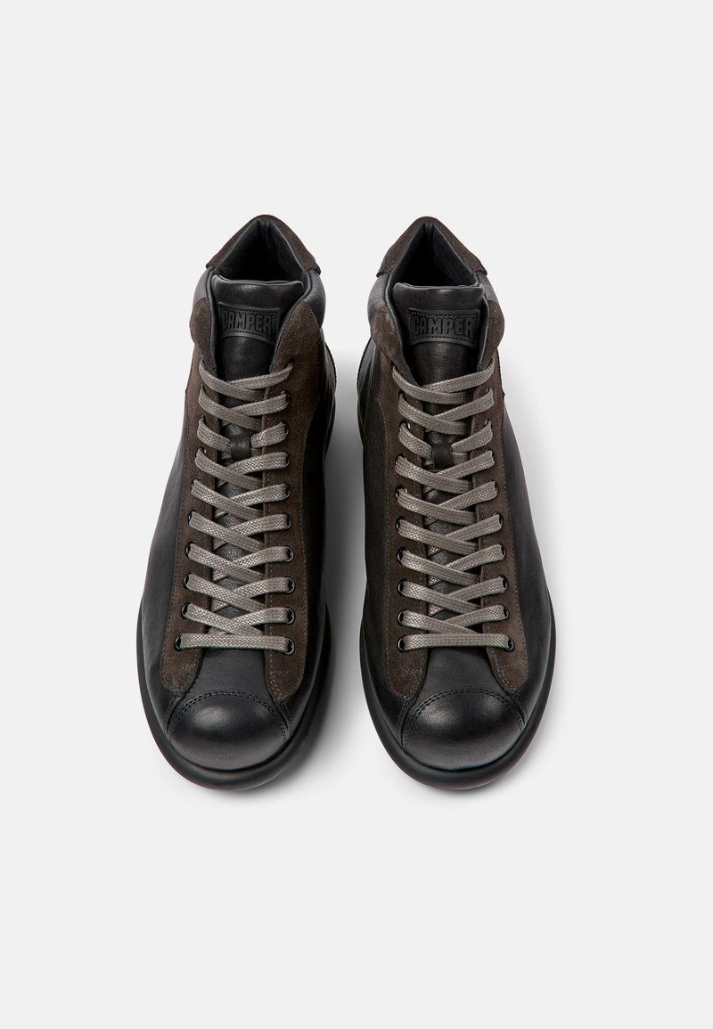 Zwarte hoge sneakers van suede en leer. Voorzien van grijze veters, een ronde neus en een gevoerde kraag voor extra comfort.