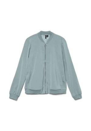 Svetlomodra bomber jakna z zadrgo spredaj, rebrastim ovratnikom, manšetami in robom ter dvema stranskima žepoma.