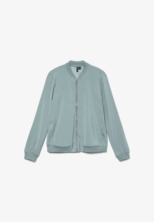 Veste aviateur bleu clair avec fermeture éclair avant, col, poignets et ourlet côtelés, et deux poches latérales.