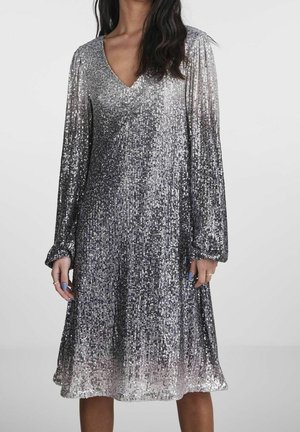 Błyszcząca, wzorzysta sukienka z dekoltem w kształcie litery V i długimi rękawami, z gradientem od srebra do jaśniejszego odcienia, o luźnym kroju.