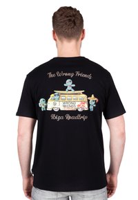Sort bomulds T-shirt med farverige tegneserie designs på ryggen, herunder en VW varevogn og tre karakterer. Teksten lyder "De Forkerte Venner" og "Ibiza Roadtrip."