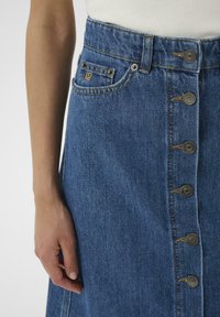 Blauer Jeansrock mit hoher Taille,Frontknopfverschluss und kontrastierender gelber Naht; verfügt über Taschen und eine glatte Textur.
