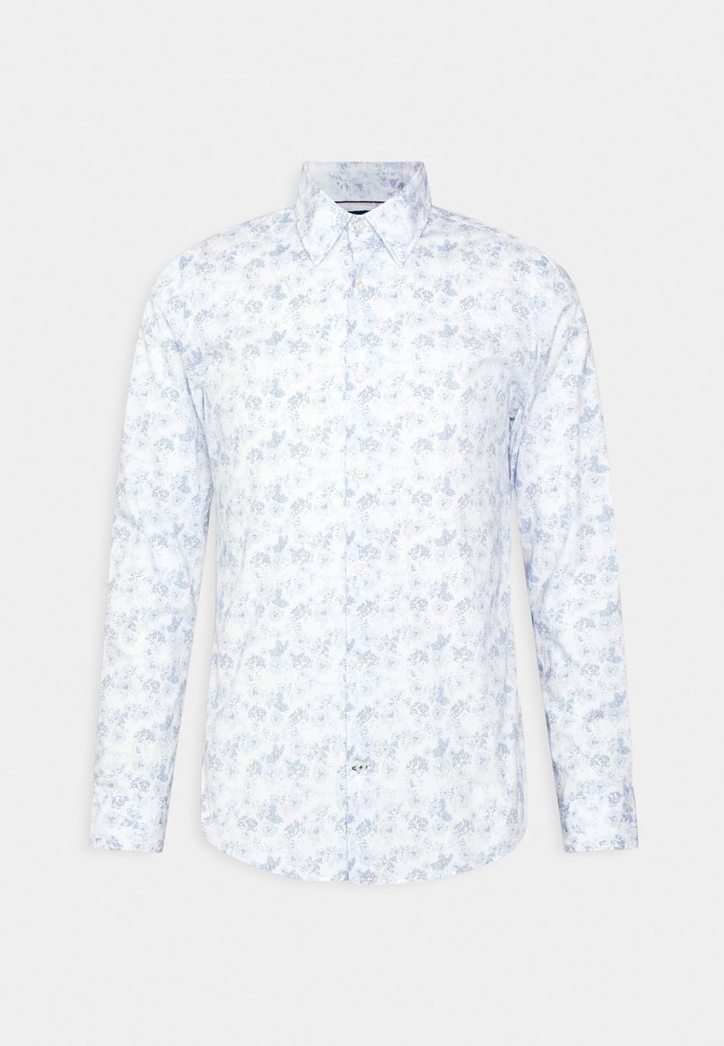 Chemise blanche à manches longues boutonnée avec motif floral bleu clair et col pointu sur un fond uni clair.
