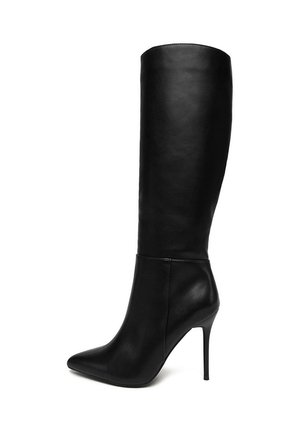 Czarne skórzane kozaki za kolano z szpiczastym noskiem i szpilką. Gładka faktura, dopasowany fason oraz bezszwowe przeszycia.