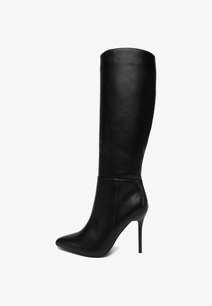 Stivali alti al ginocchio in pelle nera con punta appuntita e tacco a stiletto. Texture liscia, design aderente e dettaglio di cuciture senza soluzione di continuità.