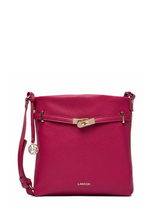 Růžová kožená kabelka přes rameno s nastavitelným popruhem, zlatým zapínáním vpředu a logem Lasocki ve spodní střední části.
