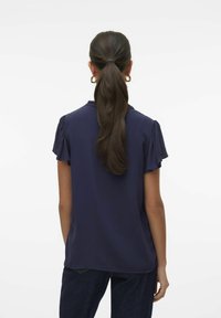 Blusa blu navy a maniche corte con dettagli plissettati, una leggera lucentezza e una vestibilità comoda. Tessuto leggero, orlo dritto e scollatura rotonda.