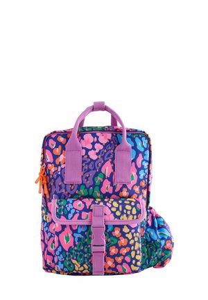 Kleurrijke, geblokte rugzak met een paarse basis, versierd met roze en groene luipaardvlekken, dubbele roze schouderbanden en een oranje ritssluiting.