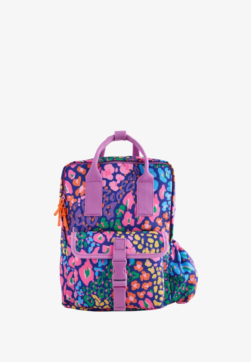Sac à dos coloré avec des bretelles violettes, une poche frontale avec boucle, et un motif abstrait multicolore dans des tons bleus, roses, verts et orange.