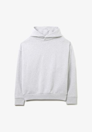 Sudadera gris con capucha, hecha de una tela suave. Cuenta con puños y dobladillo acanalados, con un diseño simple y sin patrones o acentos visibles.