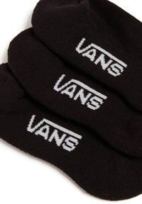 Sorte ankelsokker lavet af blødt stof, med hvid "VANS"-logo og geometriske detaljer på siderne. Tre par stakket synligt.