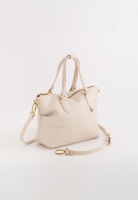 Beige strukturiertem Lederhandtasche mit doppelten Griffen, abnehmbarem Schultergurt, goldener Hardware, oberem Reißverschluss und ovalem Boden.