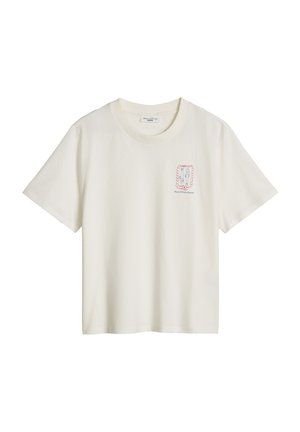 Fehér rövid ujjú póló kis kék és piros grafikával, valamint a "Marc O'Polo Denim" felirattal a bal mellrészen.