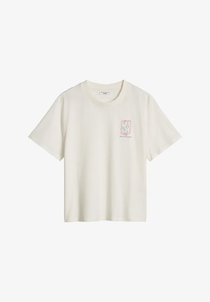 Fehér rövid ujjú póló kis kék és piros grafikával, valamint a "Marc O'Polo Denim" felirattal a bal mellrészen.