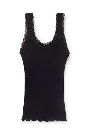 Svart tanktop med ruggad yta som har en scalloped spetskant vid halsringningen och axelremmar, med en rundad nederkant.