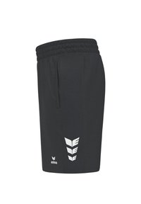 Shorts de sport noirs avec taille élastique, cordon de serrage et accent logo blanc sur le côté gauche. Texture lisse, design jusqu'aux genoux.