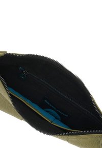 Pochette in pelle verde oliva con superficie texture, interno in tessuto nero e rivestimento blu. Presenta una chiusura con zip e una tasca interna.