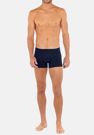Navyblauwe mannen boxershorts, gemaakt van zachte stof, met een snug fit, midden boven de dijen en een klassieke elastische tailleband.