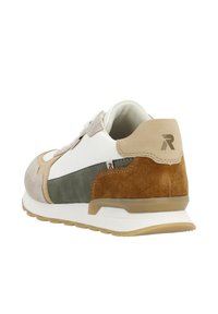 Mehrfarbiger Sneaker aus einer Mischung aus weißem Leder, grauem Wildleder und braunen Akzenten, mit gepolstertem Absatz und strukturiertem Sohlen für besseren Halt.