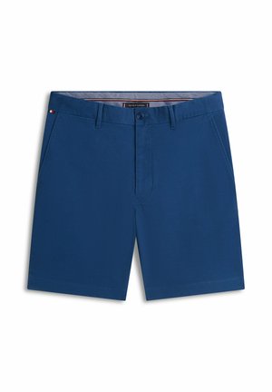 Shorts pour hommes bleu marine avec passants pour ceinture, fermeture à bouton et zip à l'avant, poches latérales, et petit détail de drapeau sur le bord de la poche gauche.