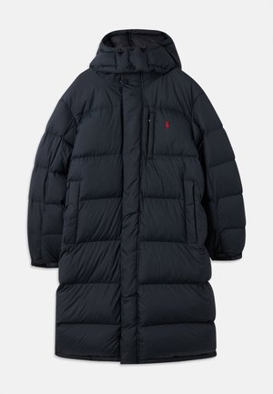 Piumino nero con cappuccio, caratterizzato da un design trapuntato, chiusura frontale con zip e un piccolo logo ricamato sul petto.
