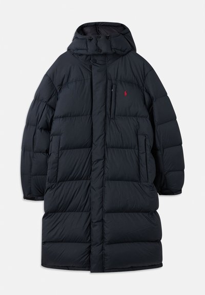 Casaco puffer preto com capuz, com um design acolchoado, fecho frontal com zíper e um pequeno logótipo bordado no peito.