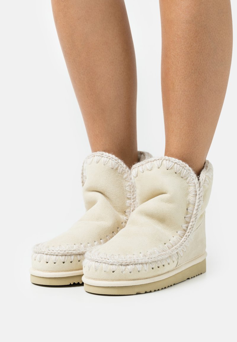 Mou Botas clássicas de cano curto - vanilla