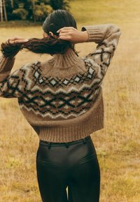 Ruda megzta megzta megzta megzta megzta megzta megzta megzta megzta megzta megzta megzta megzta megzta megzta megzta megzta megzta megzta megzta megzta megzta megzta megzta megzta megzta megzta megzta megzta megzta megzta megzta megzta megzta megzta megzta megzta megzta megzta trigonometrinėmis juodomis ir kremine spalvomis, derinamas su prigludusiomis juodomis kelnėmis.